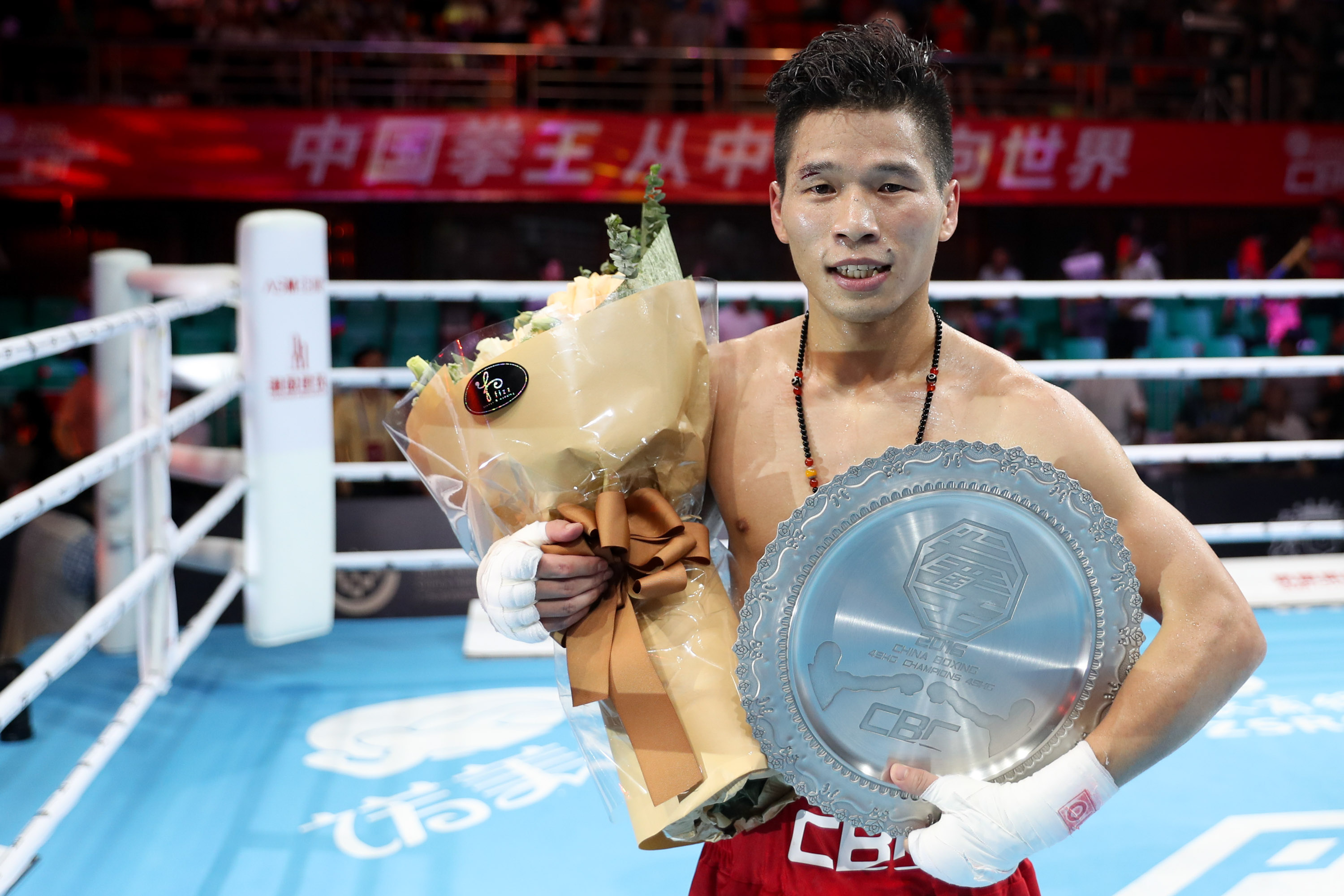 包含拳击冠军力挺队友，双双晋级的词条