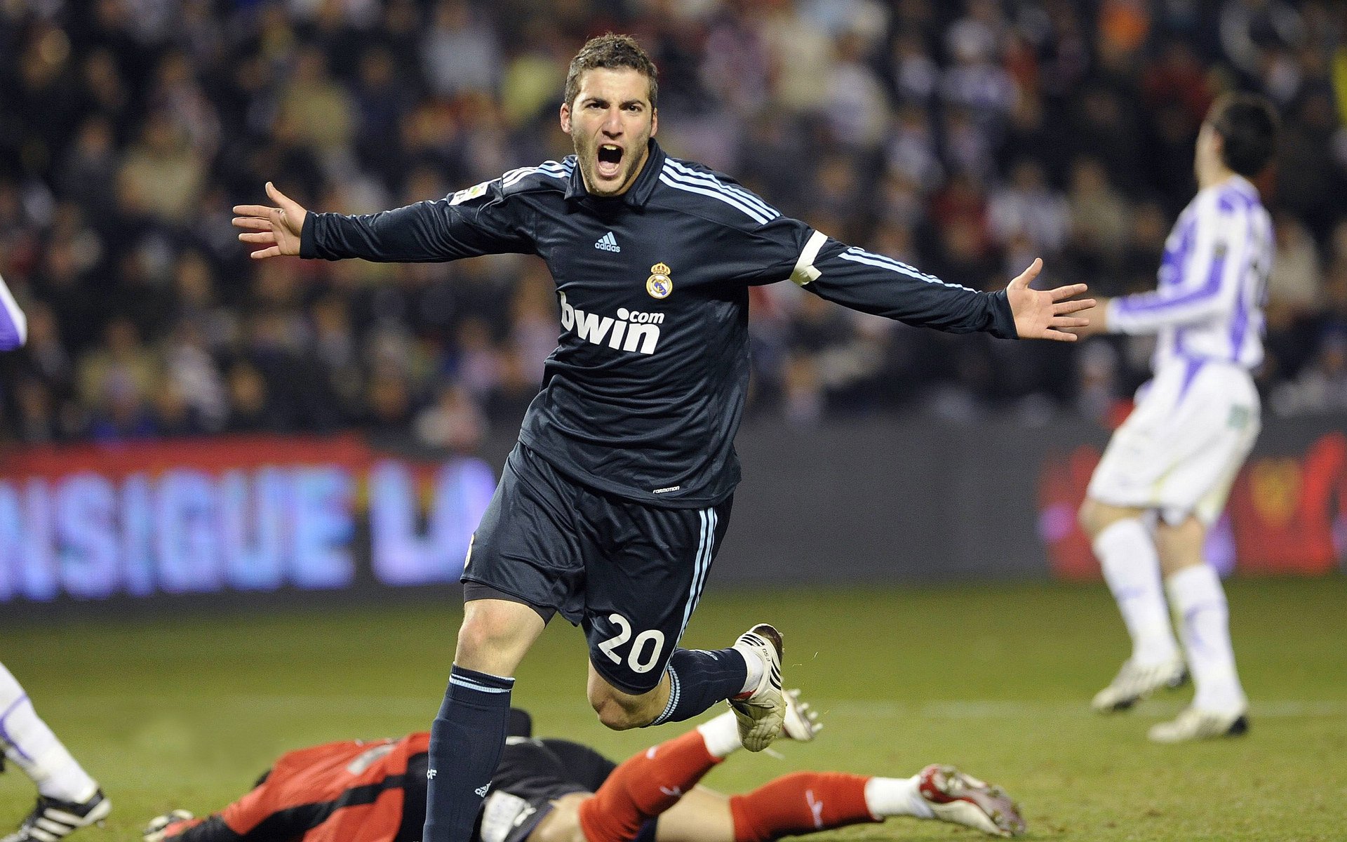 意甲焦点战之夜，莱万关键时刻站出来，一锤定音定乾坤